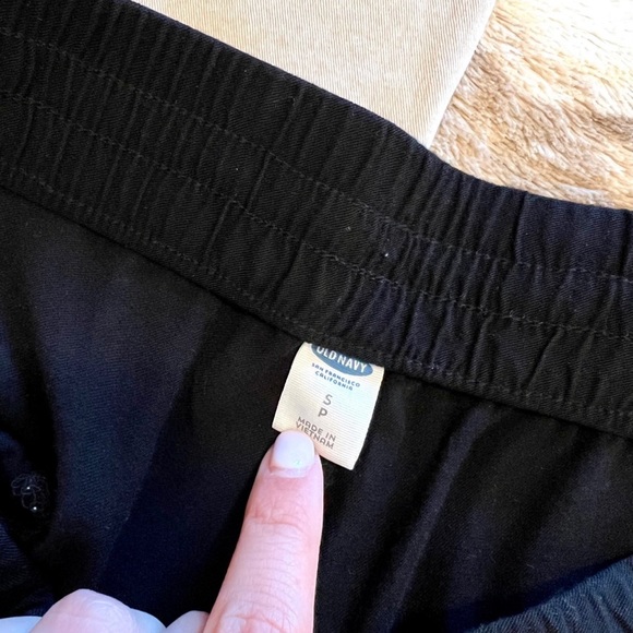 Old Navy Black Drawstring Capris - Picture 5 of 6